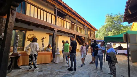 Santa Colomba de Somoza celebra el éxito multitudinario de sus patios abiertos. Más de 60 artesanos y miles de visitantes reafirman a la feria 'Patios con Arte' como referente cultural y rural de la Maragatería. Fotos: Carlos Calvo