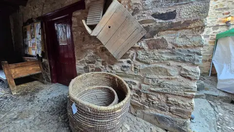 Santa Colomba de Somoza celebra el éxito multitudinario de sus patios abiertos. Más de 60 artesanos y miles de visitantes reafirman a la feria 'Patios con Arte' como referente cultural y rural de la Maragatería. Fotos: Carlos Calvo