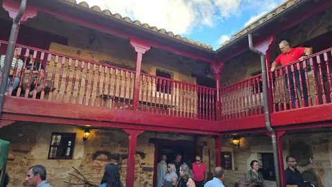 Santa Colomba de Somoza celebra el éxito multitudinario de sus patios abiertos. Más de 60 artesanos y miles de visitantes reafirman a la feria 'Patios con Arte' como referente cultural y rural de la Maragatería. Fotos: Carlos Calvo