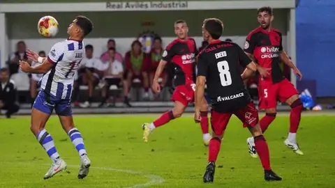 La SD Ponferradina inicia la temporada goleando al Real Avilés Industrial en un encuentro en el que los bercianos dejaron resuelto el partido en la primera mitad.