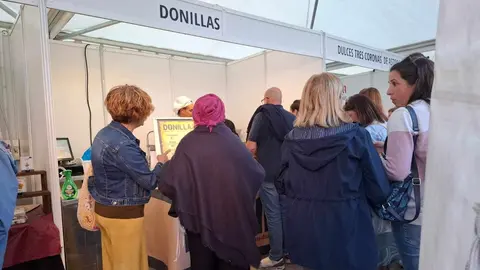 Benavides de Órbigo se vistió de gala este fin de semana para celebrar su XXVIII Feria del Dulce, una cita que volvió a confirmar por qué esta localidad se ha consolidado como capital de la cultura gastronómica en la provincia. Fotos: Luisa Álvarez