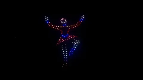 Ponferrada vivió a última hora de este domingo una de las citas más esperadas de las fiestas de la Virgen de la Encina: el estreno del espectáculo de drones que iluminó el cielo berciano con coreografías aéreas de luces y color.