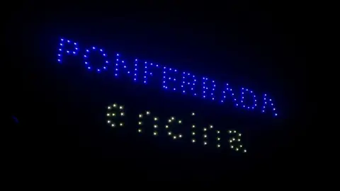 Ponferrada vivió a última hora de este domingo una de las citas más esperadas de las fiestas de la Virgen de la Encina: el estreno del espectáculo de drones que iluminó el cielo berciano con coreografías aéreas de luces y color.