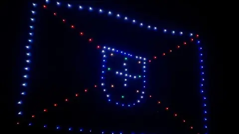 Ponferrada vivió a última hora de este domingo una de las citas más esperadas de las fiestas de la Virgen de la Encina: el estreno del espectáculo de drones que iluminó el cielo berciano con coreografías aéreas de luces y color.