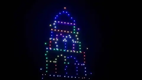 Ponferrada vivió a última hora de este domingo una de las citas más esperadas de las fiestas de la Virgen de la Encina: el estreno del espectáculo de drones que iluminó el cielo berciano con coreografías aéreas de luces y color.