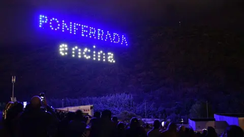Ponferrada vivió a última hora de este domingo una de las citas más esperadas de las fiestas de la Virgen de la Encina: el estreno del espectáculo de drones que iluminó el cielo berciano con coreografías aéreas de luces y color.
