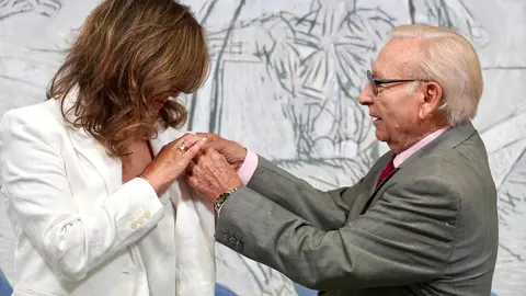 La rectora de la Universidad de León, Nuria González, y Martín Manceñido, como presidente de Donantes de Sangre y en representación de Fundaspe, firman un convenio de colaboración. Foto: Campillo.