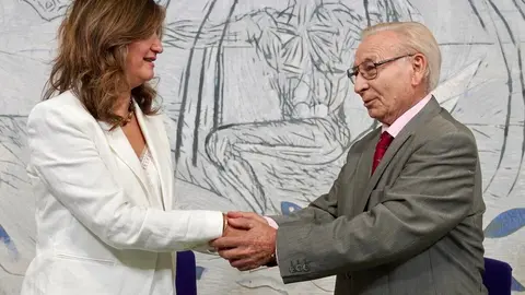 La rectora de la Universidad de León, Nuria González, y Martín Manceñido, como presidente de Donantes de Sangre y en representación de Fundaspe, firman un convenio de colaboración. Foto: Campillo.