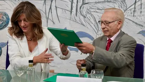 La rectora de la Universidad de León, Nuria González, y Martín Manceñido, como presidente de Donantes de Sangre y en representación de Fundaspe, firman un convenio de colaboración. Foto: Campillo.