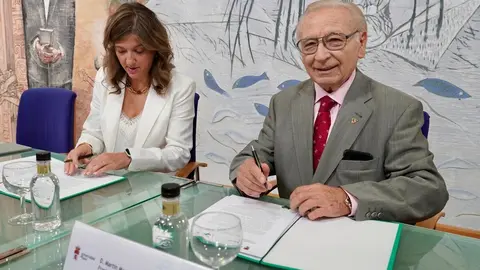 La rectora de la Universidad de León, Nuria González, y Martín Manceñido, como presidente de Donantes de Sangre y en representación de Fundaspe, firman un convenio de colaboración. Foto: Campillo.