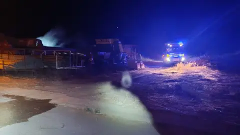 Varias dotaciones de Bomberos del Sepeis de la Diputación de León de los parques de Celada de la Vega y Valencia de Don Juan fueron movilizados esta pasada noche del domingo al lunes para acudir a sofocar un incendio que se declaró en Urdiales del Páramo.