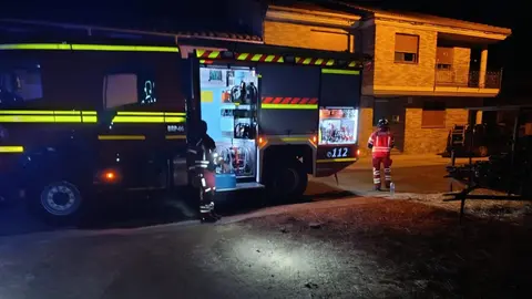 Varias dotaciones de Bomberos del Sepeis de la Diputación de León de los parques de Celada de la Vega y Valencia de Don Juan fueron movilizados esta pasada noche del domingo al lunes para acudir a sofocar un incendio que se declaró en Urdiales del Páramo.