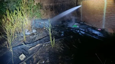 Varias dotaciones de Bomberos del Sepeis de la Diputación de León de los parques de Celada de la Vega y Valencia de Don Juan fueron movilizados esta pasada noche del domingo al lunes para acudir a sofocar un incendio que se declaró en Urdiales del Páramo.