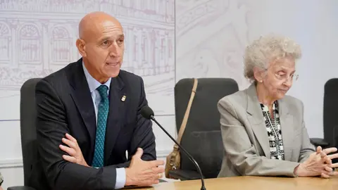 El alcalde de León, José Antonio Diez; la concejala de Acción y Promoción Cultural, Elena Aguado, y la presidenta de Eutherpe, Margarita Morais, presentan el ‘XXI curso para pianistas, directores y jóvenes orquestas’ de la Fundación Eutherpe. Fotos: Ical