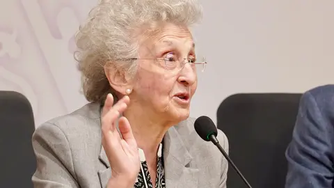 El alcalde de León, José Antonio Diez; la concejala de Acción y Promoción Cultural, Elena Aguado, y la presidenta de Eutherpe, Margarita Morais, presentan el ‘XXI curso para pianistas, directores y jóvenes orquestas’ de la Fundación Eutherpe. Fotos: Ical