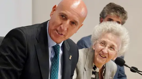 El alcalde de León, José Antonio Diez; la concejala de Acción y Promoción Cultural, Elena Aguado, y la presidenta de Eutherpe, Margarita Morais, presentan el ‘XXI curso para pianistas, directores y jóvenes orquestas’ de la Fundación Eutherpe. Fotos: Ical