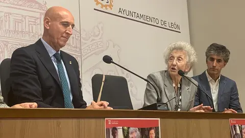 El alcalde de León, José Antonio Diez; la concejala de Acción y Promoción Cultural, Elena Aguado, y la presidenta de Eutherpe, Margarita Morais, presentan el ‘XXI curso para pianistas, directores y jóvenes orquestas’ de la Fundación Eutherpe.