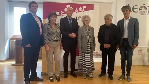 El alcalde de León, José Antonio Diez; la concejala de Acción y Promoción Cultural, Elena Aguado, y la presidenta de Eutherpe, Margarita Morais, presentan el ‘XXI curso para pianistas, directores y jóvenes orquestas’ de la Fundación Eutherpe.