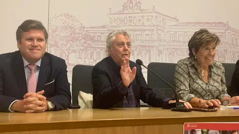 El alcalde de León, José Antonio Diez; la concejala de Acción y Promoción Cultural, Elena Aguado, y la presidenta de Eutherpe, Margarita Morais, presentan el ‘XXI curso para pianistas, directores y jóvenes orquestas’ de la Fundación Eutherpe.