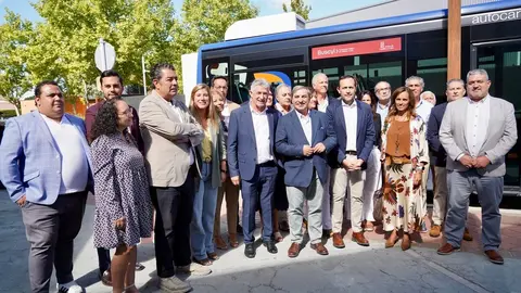 El consejero de Movilidad y Transformación Digital, José Luis Sanz Merino, presenta la puesta en marcha del transporte gratuito para empadronados en Castilla y León con Buscyl, en Arroyo de la Encomienda (Valladolid). Foto: Leticia Pérez.