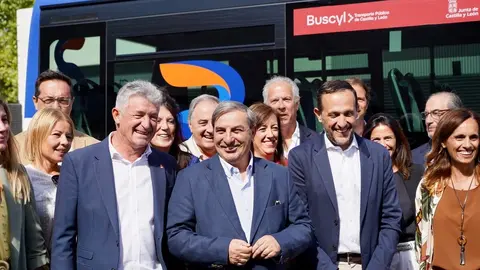 El consejero de Movilidad y Transformación Digital, José Luis Sanz Merino, presenta la puesta en marcha del transporte gratuito para empadronados en Castilla y León con Buscyl, en Arroyo de la Encomienda (Valladolid). Foto: Leticia Pérez.