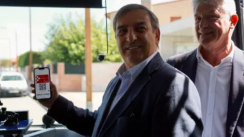 El consejero de Movilidad y Transformación Digital, José Luis Sanz Merino, presenta la puesta en marcha del transporte gratuito para empadronados en Castilla y León con Buscyl, en Arroyo de la Encomienda (Valladolid). Foto: Leticia Pérez.