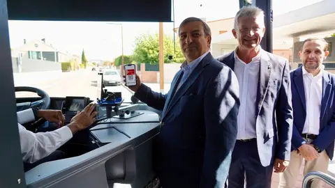 El consejero de Movilidad y Transformación Digital, José Luis Sanz Merino, presenta la puesta en marcha del transporte gratuito para empadronados en Castilla y León con Buscyl, en Arroyo de la Encomienda (Valladolid). Foto: Leticia Pérez.