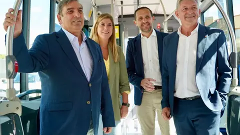 El consejero de Movilidad y Transformación Digital, José Luis Sanz Merino, presenta la puesta en marcha del transporte gratuito para empadronados en Castilla y León con Buscyl, en Arroyo de la Encomienda (Valladolid). Foto: Leticia Pérez.
