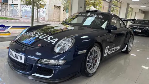 Los aficionados al motor tienen una cita ineludible en León. El concesionario Alauto acoge durante unos días el Porsche 997 GT3 RS 3.6, un modelo de culto en la competición que ha sido pilotado por Sergio Vallejo, Campeón de España de Rallyes.