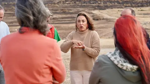 La consejera de Agricultura, Ganadería y Desarrollo Rural, María González Corral, visita una ganadería de ovino afectada por los incendios en Chana de Somoza, en el municipio de Lucillo (León). Foto: Campillo.