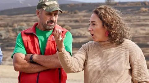 La consejera de Agricultura, Ganadería y Desarrollo Rural, María González Corral, visita una ganadería de ovino afectada por los incendios en Chana de Somoza, en el municipio de Lucillo (León). Foto: Campillo.
