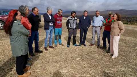 La consejera de Agricultura, Ganadería y Desarrollo Rural, María González Corral, visita una ganadería de ovino afectada por los incendios en Chana de Somoza, en el municipio de Lucillo (León). Foto: Campillo.