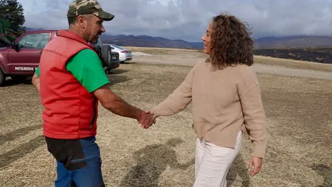 La consejera de Agricultura, Ganadería y Desarrollo Rural, María González Corral, visita una ganadería de ovino afectada por los incendios en Chana de Somoza, en el municipio de Lucillo (León). Foto: Campillo.