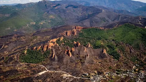 Greenpeace documenta con imágenes exclusivas desde el aire las zonas quemadas por los incendios en las provincias más afectadas: León, Zamora y Ourense; en la imagen, Las Médulas.