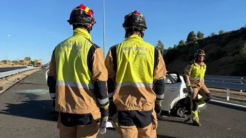 El siniestro se produjo en el kilómetro 142 de la autopista AP-66, a la altura de Valverde de la Virgen, cuando un vehículo volcó tras dar varias vueltas de campana. Un segundo vehículo resultó implicado. Foto: Bomberos León