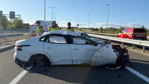 El siniestro se produjo en el kilómetro 142 de la autopista AP-66, a la altura de Valverde de la Virgen, cuando un vehículo volcó tras dar varias vueltas de campana. Un segundo vehículo resultó implicado. Foto: Bomberos León