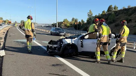 El siniestro se produjo en el kilómetro 142 de la autopista AP-66, a la altura de Valverde de la Virgen, cuando un vehículo volcó tras dar varias vueltas de campana. Un segundo vehículo resultó implicado. Foto: Bomberos León