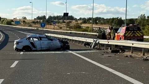 El siniestro se produjo en el kilómetro 142 de la autopista AP-66, a la altura de Valverde de la Virgen, cuando un vehículo volcó tras dar varias vueltas de campana. Un segundo vehículo resultó implicado. Foto: Bomberos León