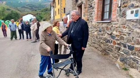 El presidente de Cáritas visita algunas de las zonas afectadas por los incendios en las Diócesis de Astorga y de León.