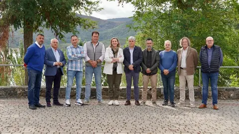 La vicepresidenta de la Junta y consejera de Familia e Igualdad de Oportunidades, Isabel Blanco, se reúne en Riaño (León) con alcaldes de municipios del entorno del Parque Nacional de los Picos de Europa afectados por los incendios. Fotos: Campillo
