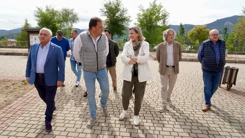 La vicepresidenta de la Junta y consejera de Familia e Igualdad de Oportunidades, Isabel Blanco, se reúne en Riaño (León) con alcaldes de municipios del entorno del Parque Nacional de los Picos de Europa afectados por los incendios. Fotos: Campillo