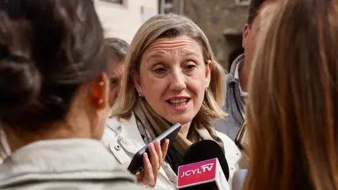 La vicepresidenta de la Junta y consejera de Familia e Igualdad de Oportunidades, Isabel Blanco, se reúne en Riaño (León) con alcaldes de municipios del entorno del Parque Nacional de los Picos de Europa afectados por los incendios. Fotos: Campillo