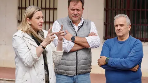 La vicepresidenta de la Junta y consejera de Familia e Igualdad de Oportunidades, Isabel Blanco, se reúne en Riaño (León) con alcaldes de municipios del entorno del Parque Nacional de los Picos de Europa afectados por los incendios. Fotos: Campillo