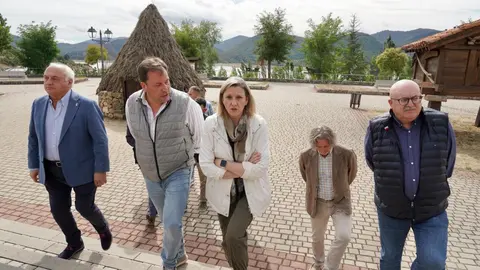 La vicepresidenta de la Junta y consejera de Familia e Igualdad de Oportunidades, Isabel Blanco, se reúne en Riaño (León) con alcaldes de municipios del entorno del Parque Nacional de los Picos de Europa afectados por los incendios. Fotos: Campillo