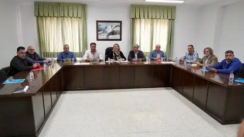 La vicepresidenta de la Junta y consejera de Familia e Igualdad de Oportunidades, Isabel Blanco, se reúne en Riaño (León) con alcaldes de municipios del entorno del Parque Nacional de los Picos de Europa afectados por los incendios. Fotos: Campillo