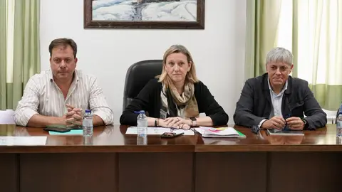 La vicepresidenta de la Junta y consejera de Familia e Igualdad de Oportunidades, Isabel Blanco, se reúne en Riaño (León) con alcaldes de municipios del entorno del Parque Nacional de los Picos de Europa afectados por los incendios. Fotos: Campillo