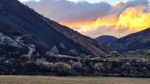 El Chozo del Pastor, símbolo de resistencia tras los incendios en la Montaña Oriental Leonesa. Carlos Fernández, de Lucha por la Montaña, denuncia la falta de protocolos y alerta de que 120.000 hectáreas han quedado arrasadas en el mayor desastre natural de la provincia. Fotos de Carlos Fernández