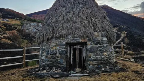 El Chozo del Pastor, símbolo de resistencia tras los incendios en la Montaña Oriental Leonesa. Carlos Fernández, de Lucha por la Montaña, denuncia la falta de protocolos y alerta de que 120.000 hectáreas han quedado arrasadas en el mayor desastre natural de la provincia. Fotos de Carlos Fernández