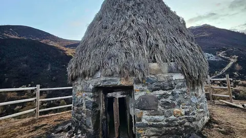 El Chozo del Pastor, símbolo de resistencia tras los incendios en la Montaña Oriental Leonesa. Carlos Fernández, de Lucha por la Montaña, denuncia la falta de protocolos y alerta de que 120.000 hectáreas han quedado arrasadas en el mayor desastre natural de la provincia. Fotos de Carlos Fernández