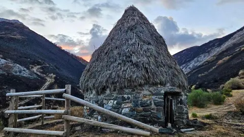 El Chozo del Pastor, símbolo de resistencia tras los incendios en la Montaña Oriental Leonesa. Carlos Fernández, de Lucha por la Montaña, denuncia la falta de protocolos y alerta de que 120.000 hectáreas han quedado arrasadas en el mayor desastre natural de la provincia. Fotos de Carlos Fernández